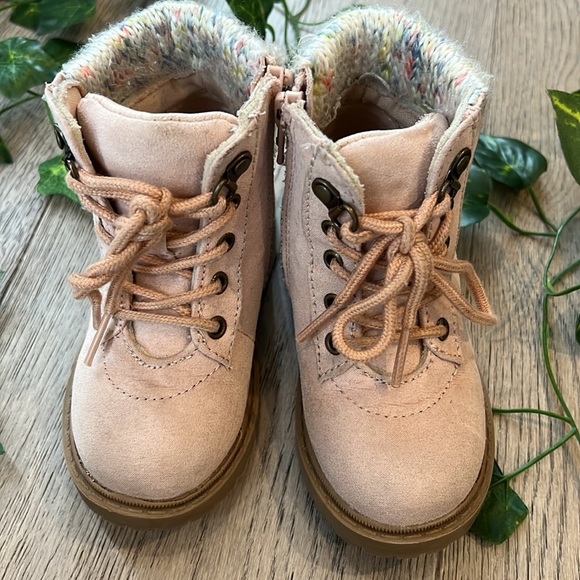 Old navy pink faux suede zip up boots for toddler girl. - Picture 3 of 5